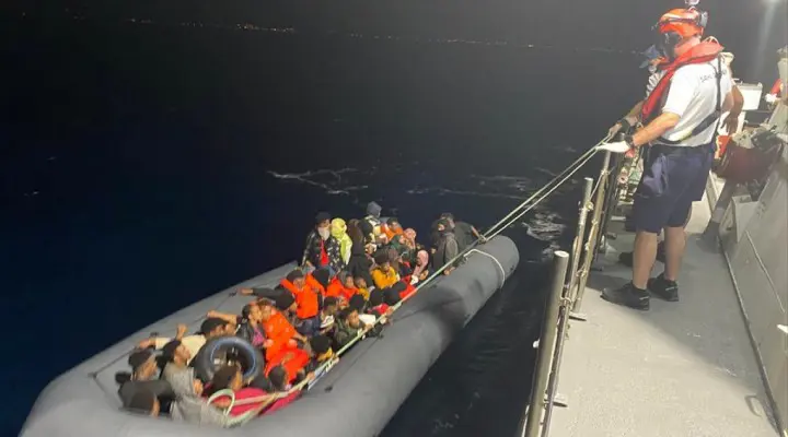 Li peravên Îzmîrê 79 koçber hatin girtin!