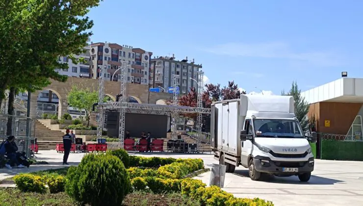 Dev ekranlar Parkorman ve Kent Meydani’na yerlestirildi! Artik maç saati bekleniyor!