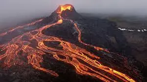 Çiyayê volkanîk yê Ruangê teqiya: 838 kes ji çiya dûrkirin