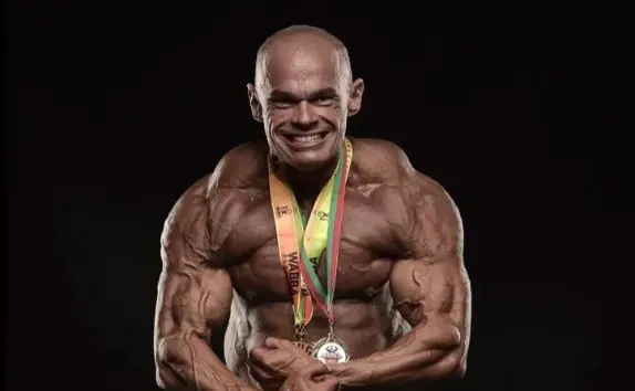 پاڵەوانی لەش جوانی لە کاتی پێشبڕکێکەدا گیانی لەدەستدا