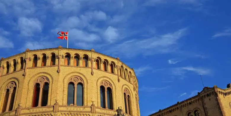 Norveç parlamentosuna bomba ihbari: Polis güvenligi arttirdi!