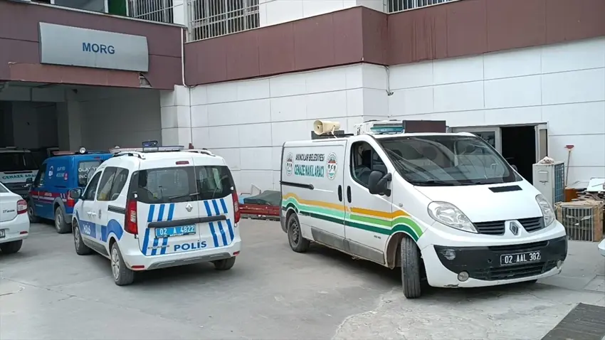 Li Kolik (Kahta) a Semsûrê (Adiyaman) zilamekî jina xwe bi kêrê kust