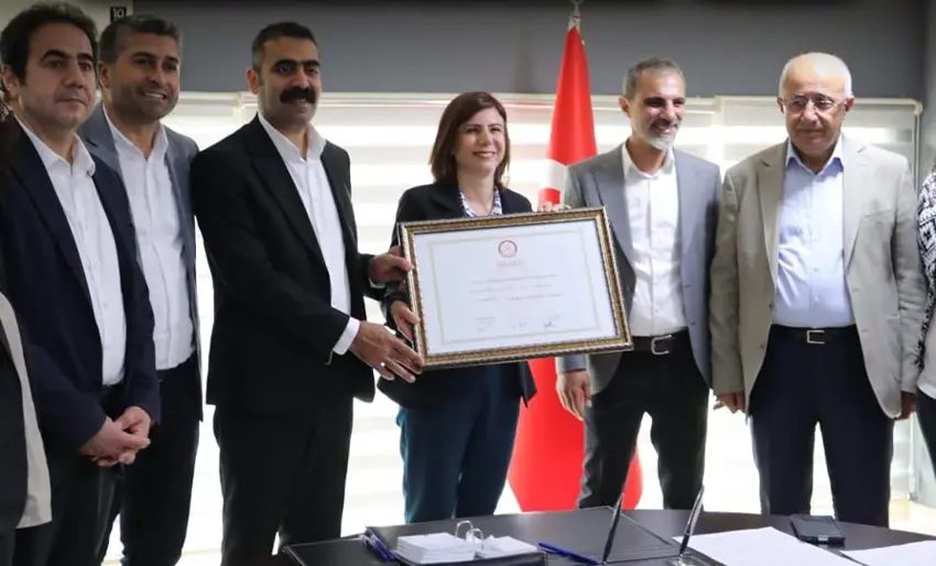 Diyarbakir |  DEM Parti es baskanlari mazbatasini aldi