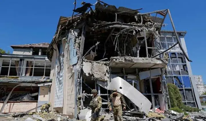 Ukrayna, kendi topraklarini hedef aldi: 5 kisi hayatini kaybetti!