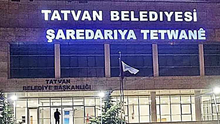 DEM Parti'ye geçen belediye binasina Kürtçe tabela asildi