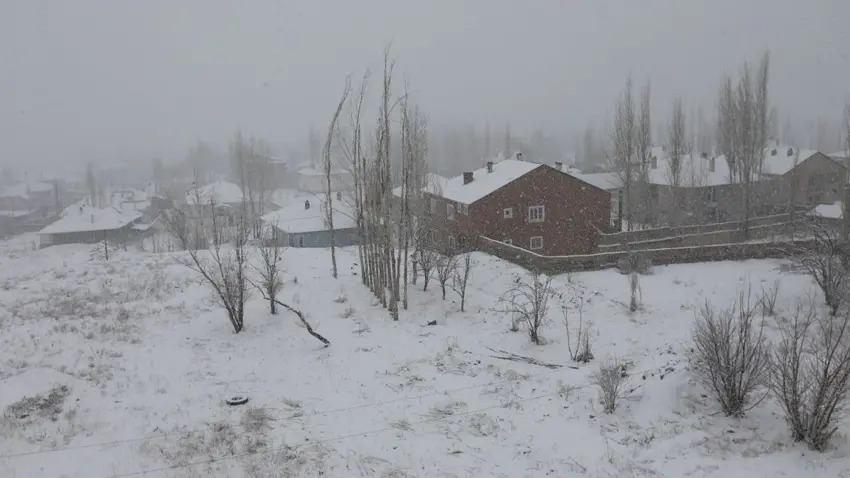 Di meha Gulanê de li navça Elbak a Wanê dîmenên zivistanê xwe nîsan dan