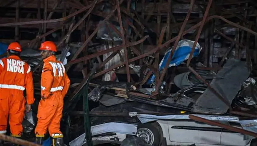 بەهۆی کەوتنی تابلۆیەکی ریکلام لە هیندستان 12 کەس کوژران