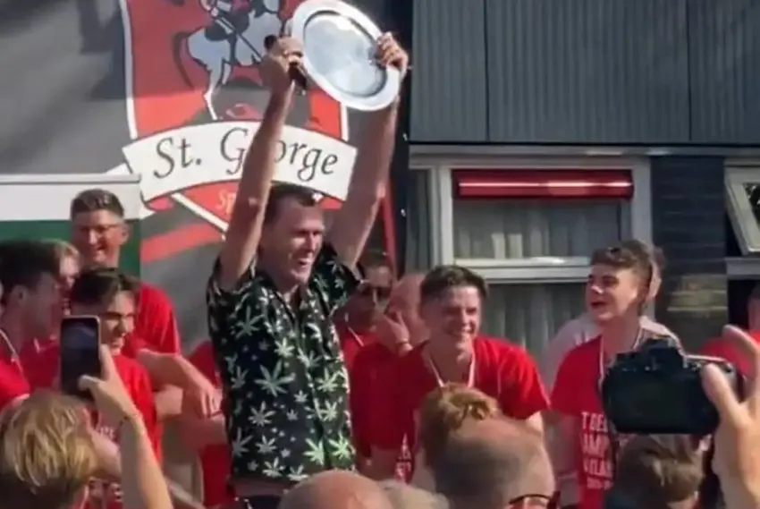 گەورەترین ئابڕووچوونی ناوبژیوانی لە هۆڵەندا ؛ هەموو شتێکی بۆ تیپەکەی کرد تا جامەکە بباتەوە!