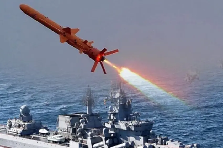 Artêsa Ûkraynayê li kestiya Rûsyayê ya ku roketan davêje xist