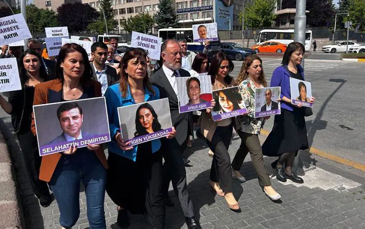 DEM Meclis Grubu ‘Kobani kararlari için’ Adalet Bakanligi’na yürüdü