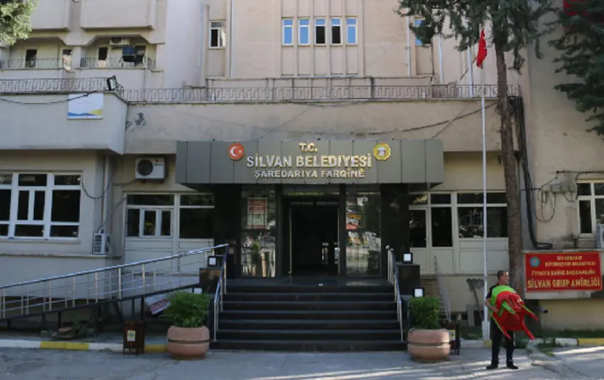 Belediye karar aldi: Türkçenin yani sira Kürtçe anonsta olacak