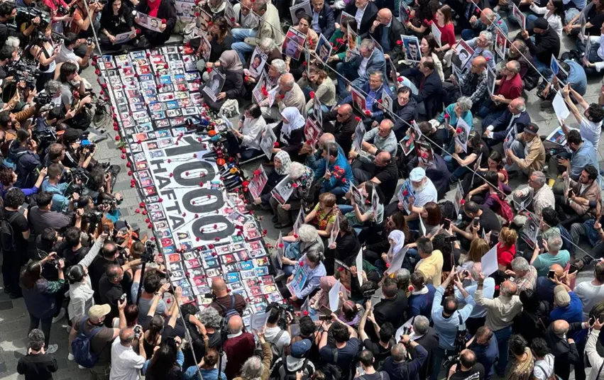 Dayikên Semiyê li Qada Galatasarayê di hefteya 1000emîn de çalakiya protestoyî pêk anîn