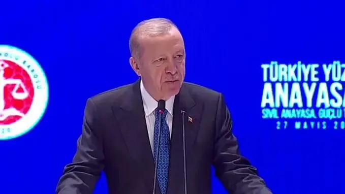 Erdogan: Destûra berê gumanê li ser demokrasiyê çêdike