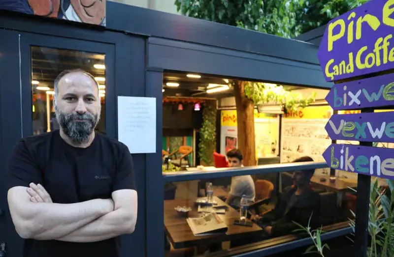 Li Diyarbekirê polîsan girtin ser kafeyeke Kurdî xizmetê dide