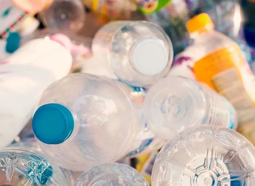 بەرهەم هێنان و درووست کردنی پلاستیکێک کە خۆی شی دەبێتەوە