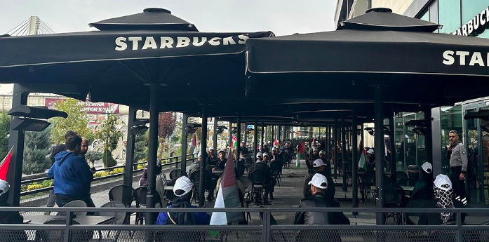 VIDEO | Diyarbakir'da Filistin destekçisi kadinlar Starbucks'i basti