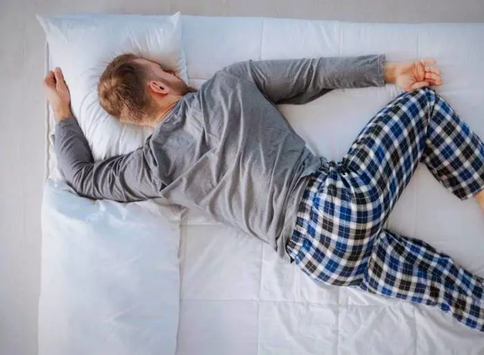 خەوتن لەسەر زەوی باشە یان خراپە بۆ ئازاری پشت؟