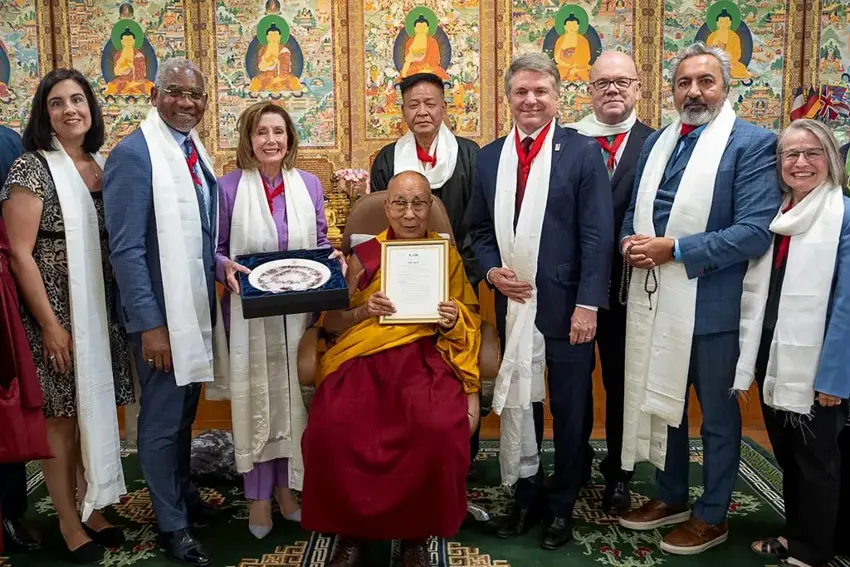 Tevî tehdîdên Çînê, Nancy Pelosi li Hindistanê seredana Dalai Lama kir