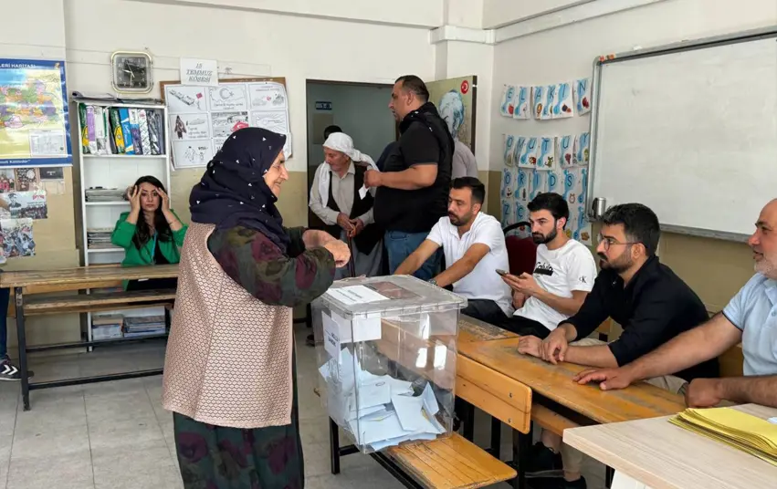 Hilvan 3 ayin ardindan tekrar sandikta: Oy verme islemi basladi