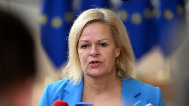 وەزیری ناوخۆی ئەڵمانیا داوای دیپۆڕتکردنەوەی پەنابەران دەکات