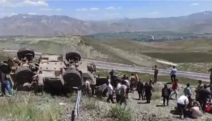 Li Wanê wesayîta leskerî wergeriya: 4 lesker birîndar bûn