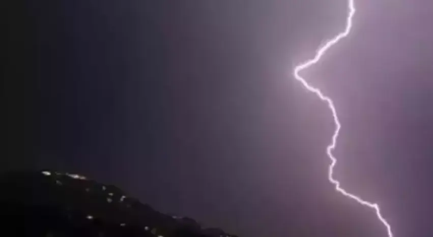 Pistî barîna baranê brûsk li konê malbatê xist û jinekî jiyana xwe ji dest da