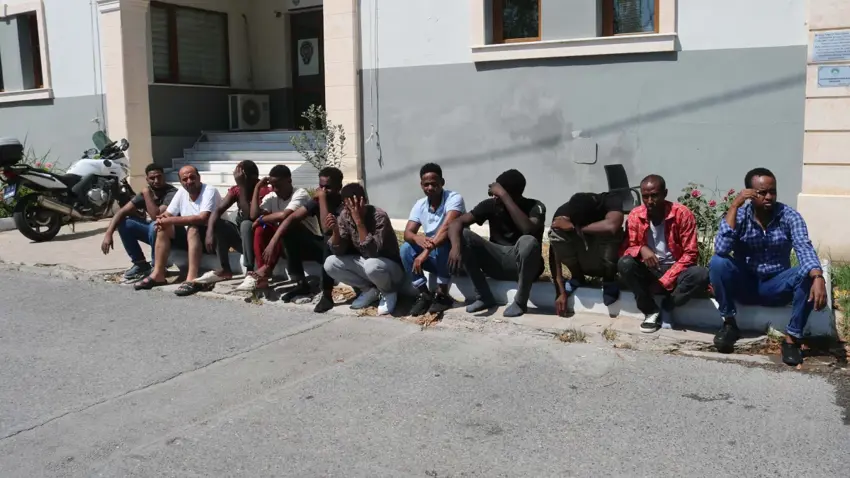 Izmir’de 20 kaçak göçmen yakalandi