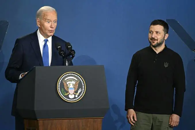 Biden, Zelenskiy'i ‘Putin’ diyerek sahneye çagirdi