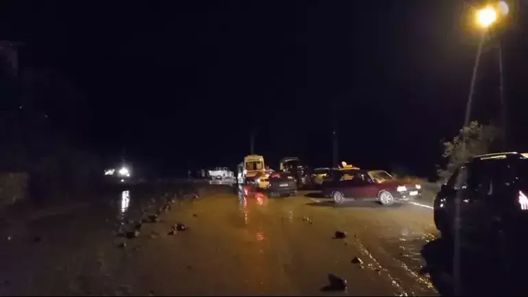 Heza li erdê ket, otomobîlê heya newalê bir, keç û dê wenda bûn