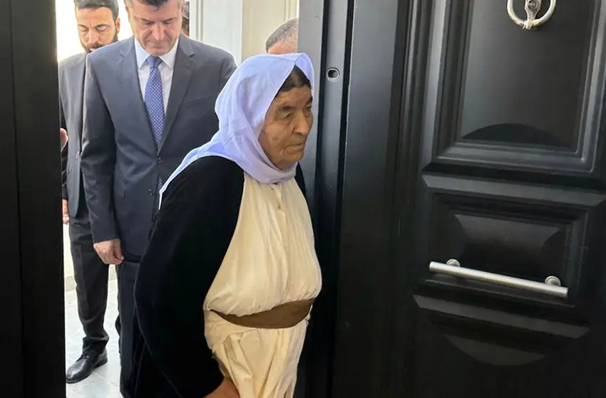 Duhok | Hikûmeta Kurdistanê xanîyek diyarî dayika 33 sehîdên terora DAISê kir