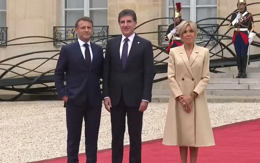 Nêçîrvan Barzanî li Koşka Elysee ji aliyê Macron û hevjîna wî Brigitte ve hate pêşwazîkirin