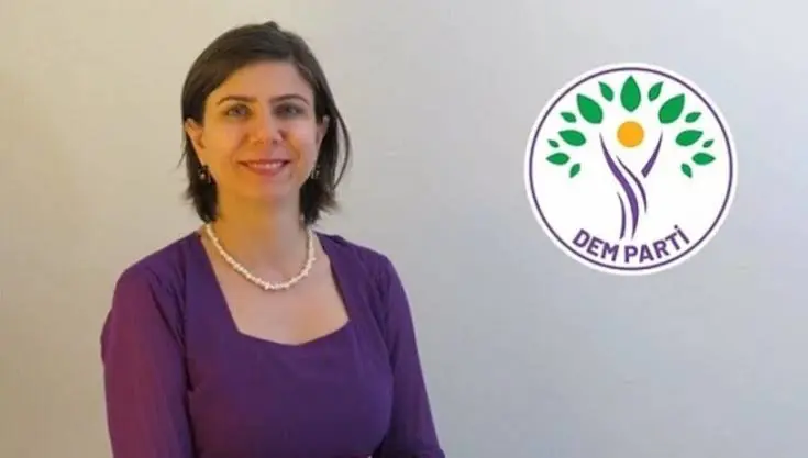 Serra Bucak: Diyarbekirî li kuçe û kolanan Kurdî dibînin kêfxwes dibin