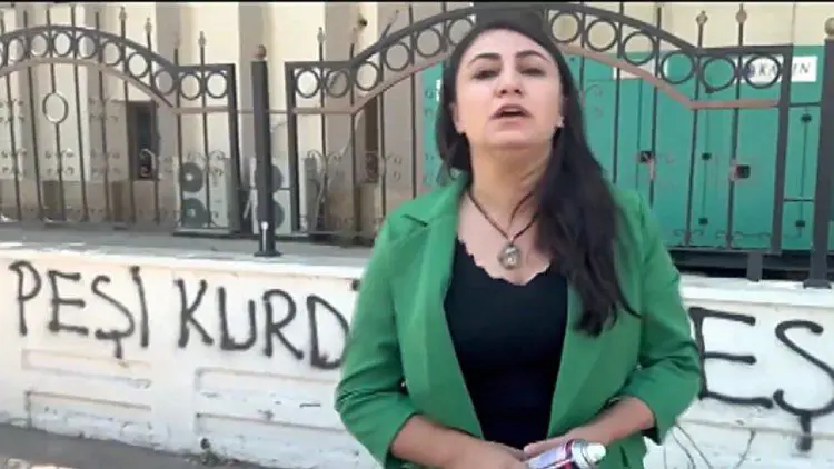 DEM Parti vekili, valiligin duvarina Kürtçe yazi yazdi