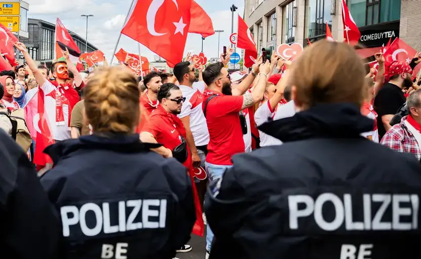 Bûyerên maça Holland û Tirkiyeyê: Di derbarê 64 kesan de lêpirsîn