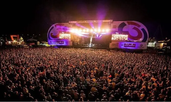 جەماوەرێکی زۆر لە فێستیڤاڵێکی مۆسیقای بەریتانیا