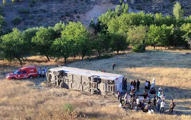 Li Meletiyê otobusa rêwiyan wergeriya: 14 birîndar, 3 jê giran