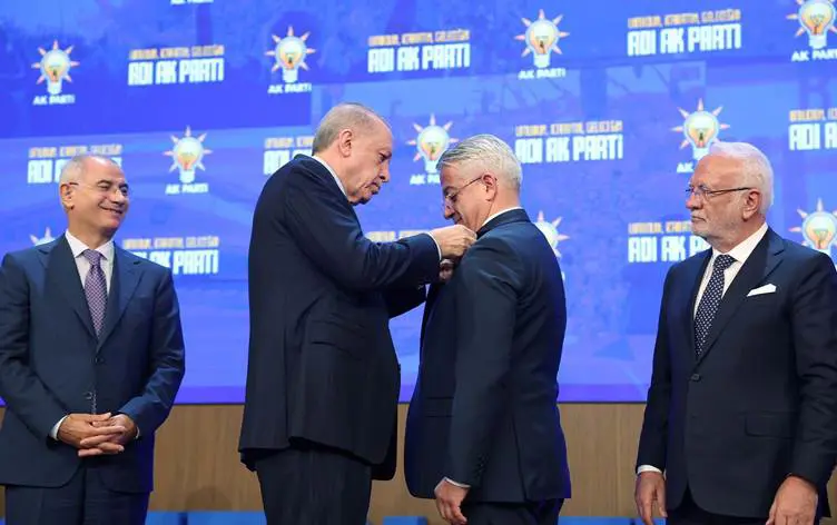 Saredarê ku ji DEM Partiyê hatibû hilbijartin derbasî AK Partiyê bû