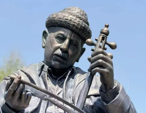 پەردە لەسەر پەیکەری ھونەرمەند و پێشمەرگە حەسەن عەلی خەنجەر لادرا