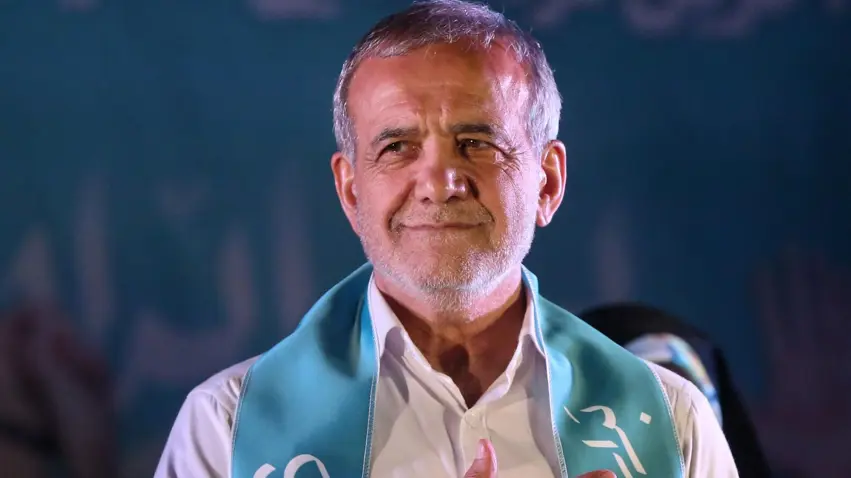 Mesûd Pezeskiyan Axifî: “Tengaviya aboriya Îranê kêmasiya me ye, ne ya Amerîkaye”