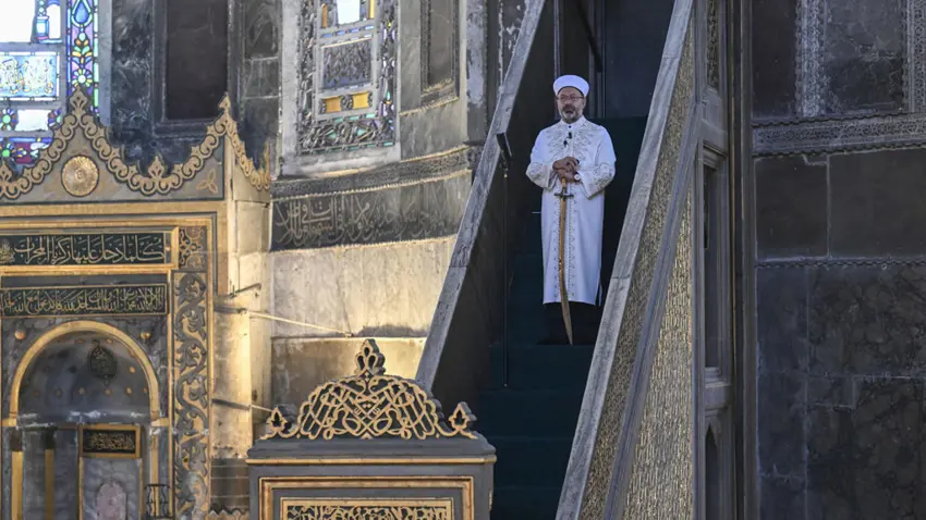 Türkiye | Diyanet Isleri Baskani cuma hutbesine elinde kiliçla çikti