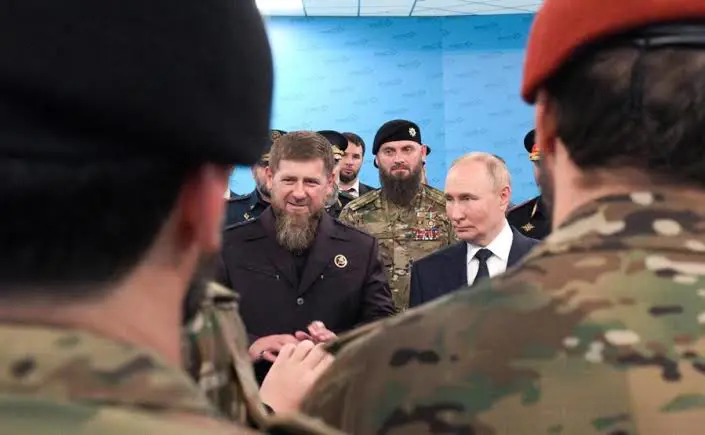 Putin, Çeçenistan’da Ukrayna savasina hazirlanan birlikleri denetledi!