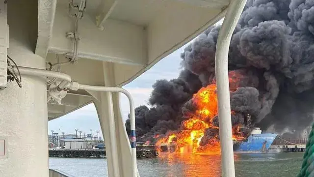 Ukraynayê li ferîboteke ku tankên sotemeniyê yên Rûsî hildigirt xist!