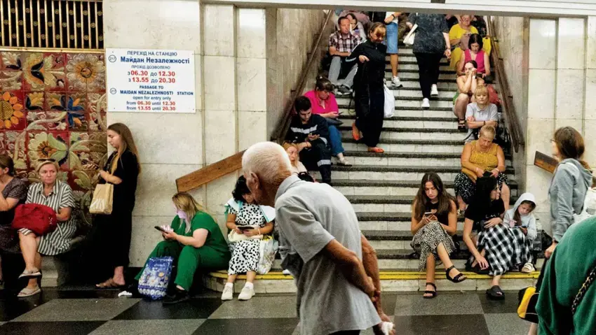Rûsyayê bi 200 mosekan êrîsî Kîevê kir! Ukrayniyan xwe li tunelên metroyê girtin!