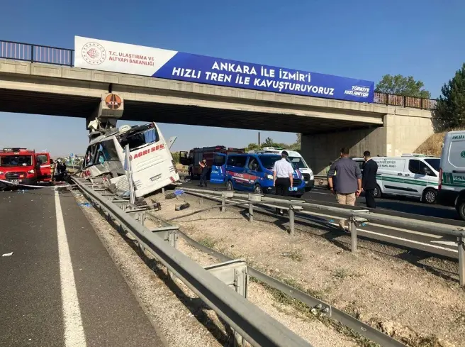 Otobusa Agiriyê qeza kir: Herî kêm 9 mirî, 26 birîndar hene!