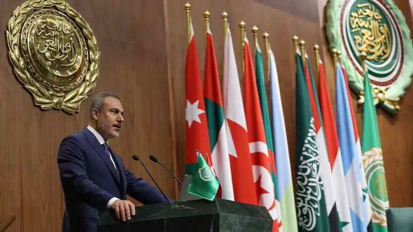 Arap Birligi zirvesinde gergin anlar: Hakan Fidan kürsüye çikti, Suriye heyeti salonu terk etti!