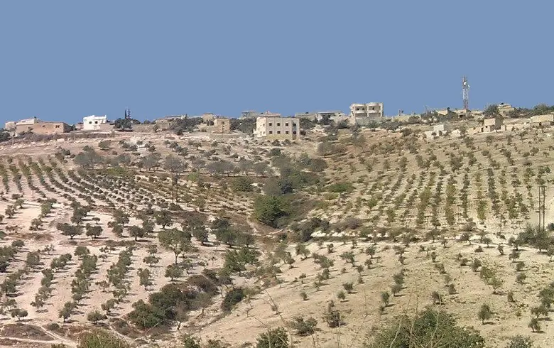 Çekdarên Emsatê hêrisî gundekî Efrînê kirin