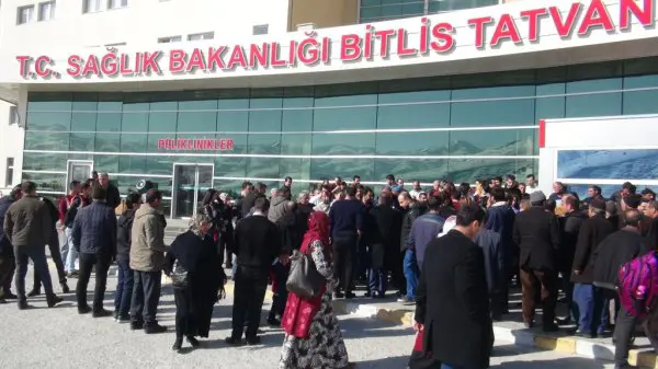 Li Tetwanê li dijî gestiyara Frensî hêrisa bi kêrê