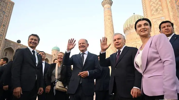 Scholz, Özbekistan'da Mirziyoyev ile bir araya geldi