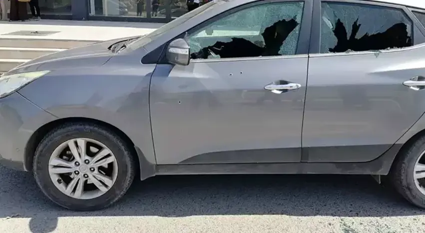 Li bajarê Qersê bi sîlih êrîsê otomobîla mudirê dibistanê kir