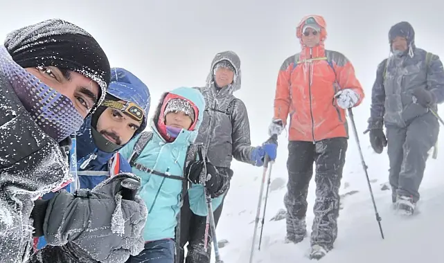 Çiyagerên çûn bandeva Çiyayê Agiriyê, por û simbêlên wan cemed girt